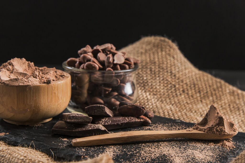 La cacaologie, une nouvelle science pour redéfinir l’avenir du cacao delicieux arrangement de chocolat sur un tissu sombre