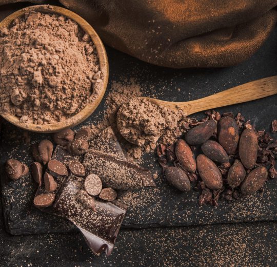 vue de dessus delicieux arrangement de chocolat sur un tissu sombre